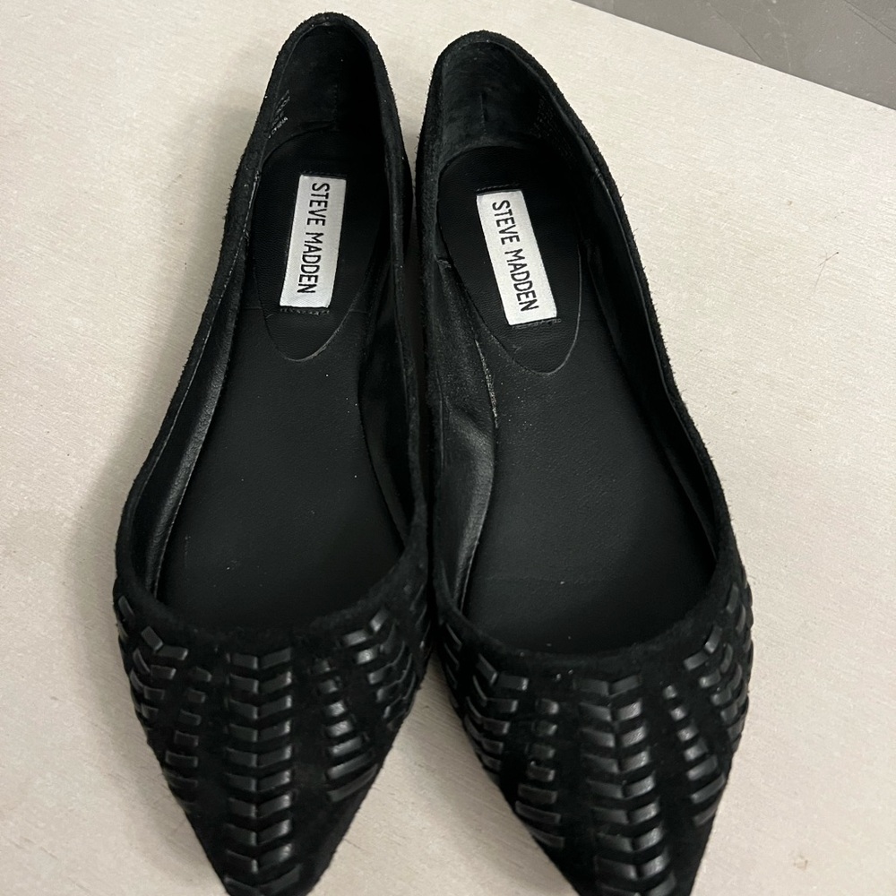 Steve Madden Black Flats with Pointed Toe and Sleek Design